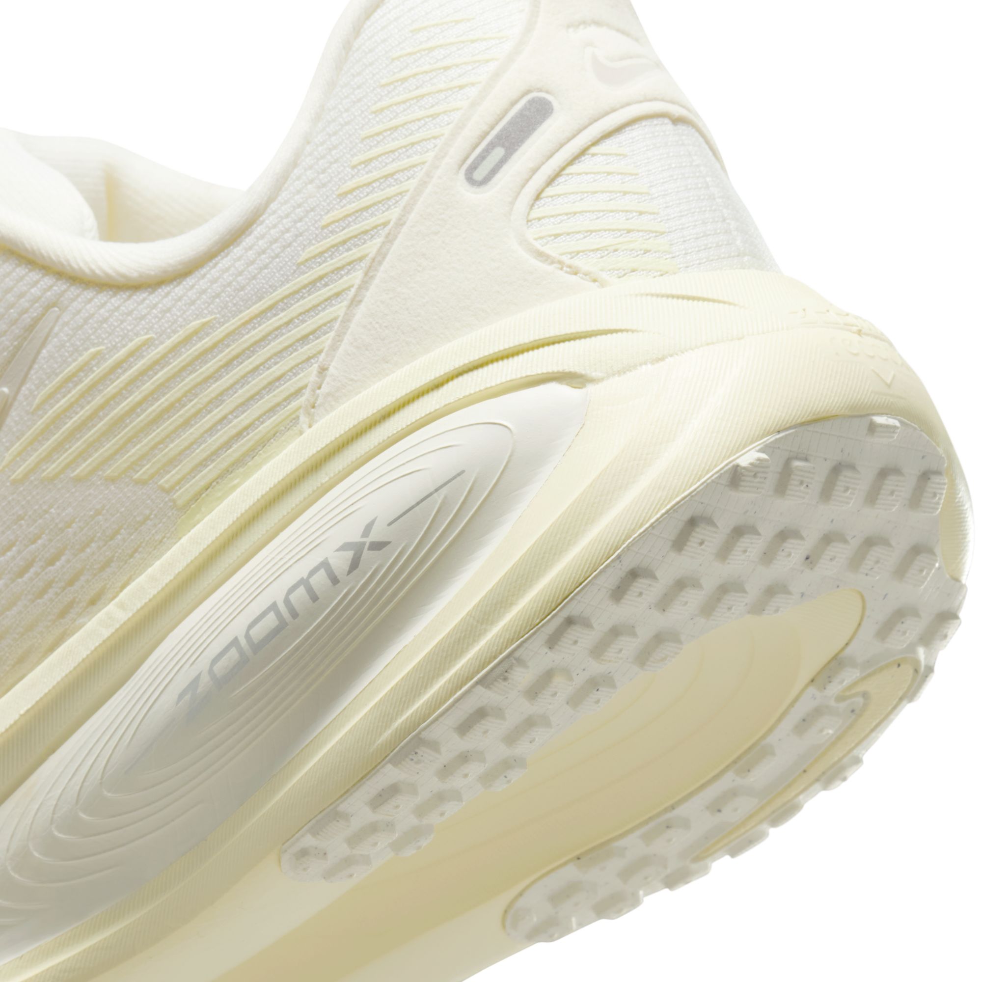 W NIKE VOMERO 18 image number null